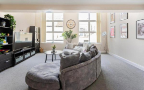 Beautiful 2 Bed Apartment just steps to the Beach